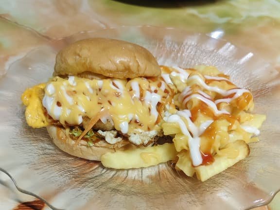 Burger Special Keju & Kentang Goreng